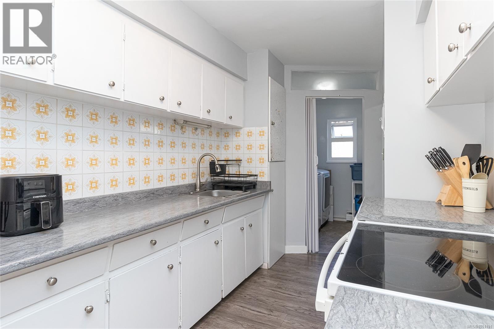 386 Burnside Rd W