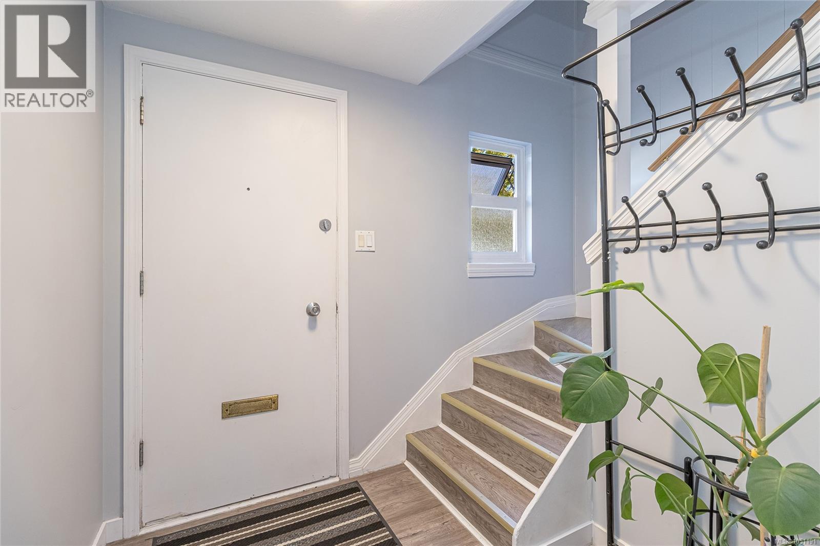 386 Burnside Rd W