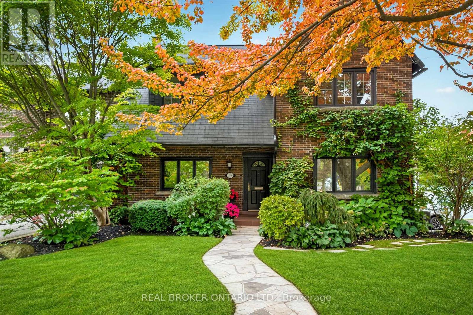 69 CHAPLIN CRESCENT, Toronto, Ontario