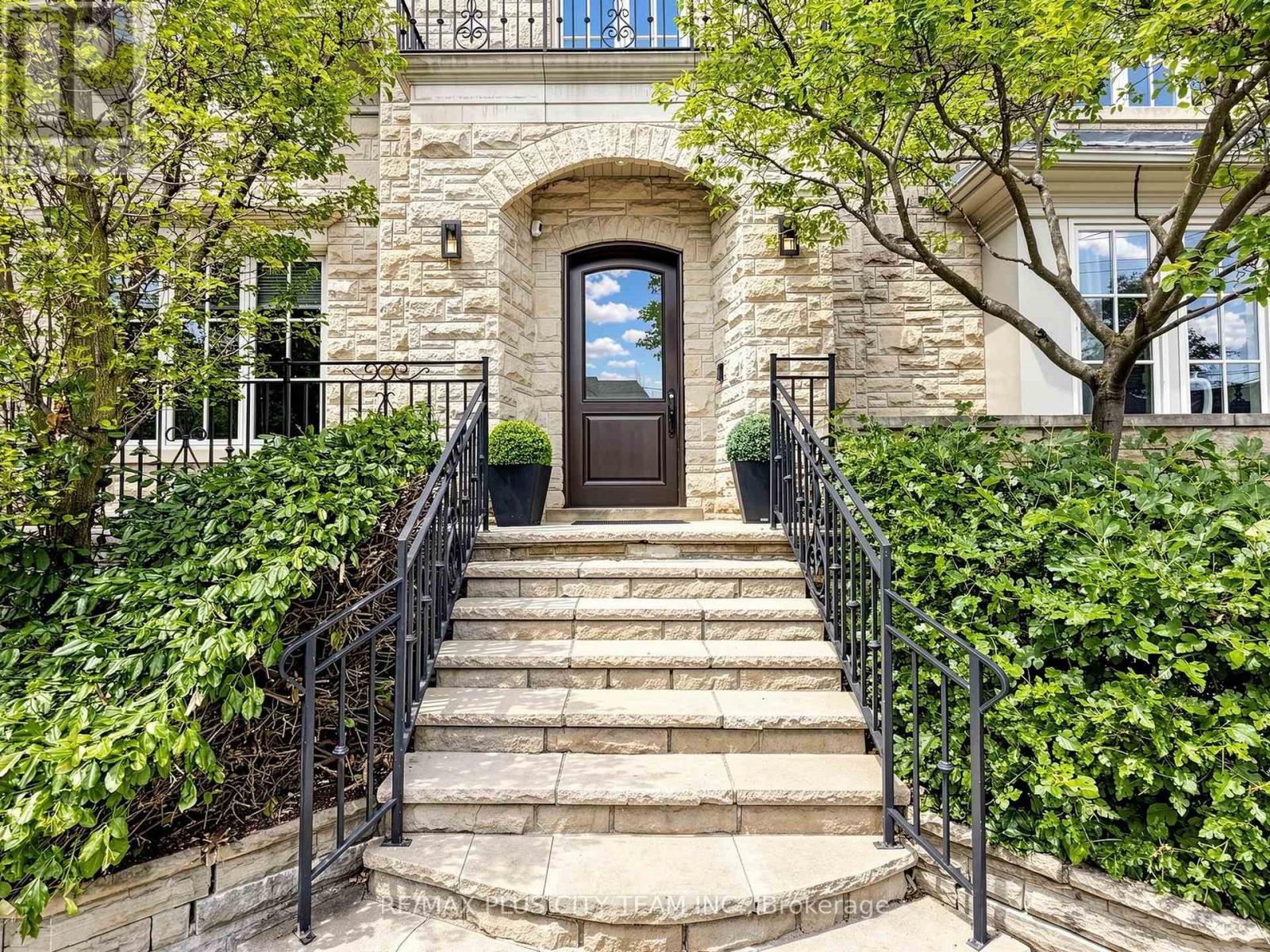 208 Carmichael Avenue, Toronto, Ontario  M5M 2X3 - Photo 2 - C13850864