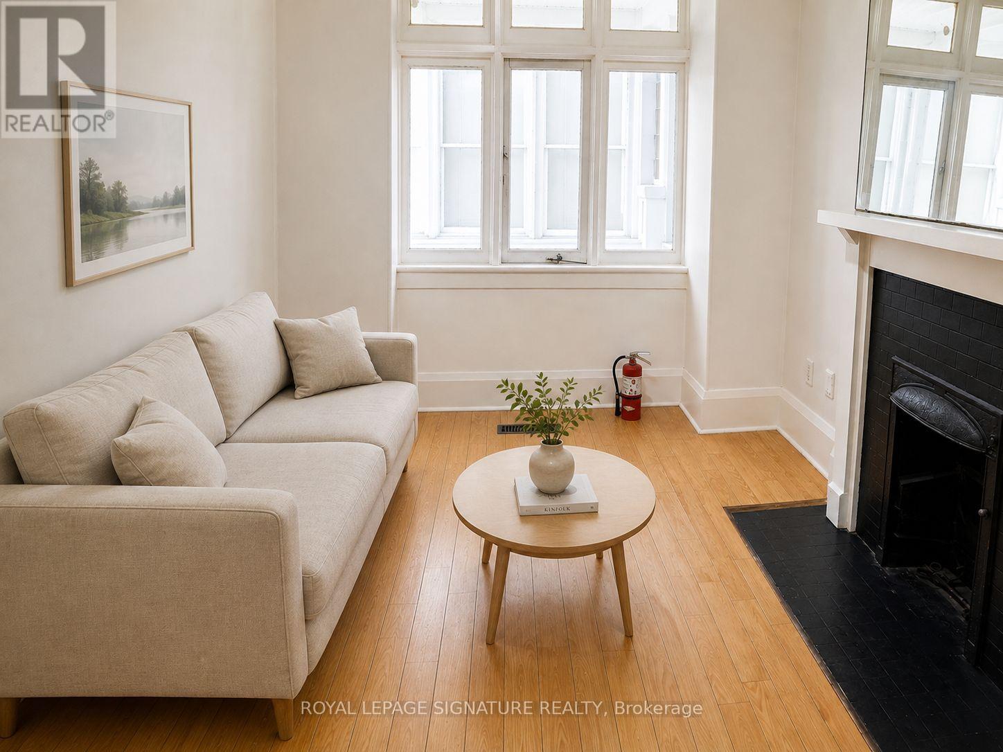 916 Woodbine Avenue, Toronto, Ontario  M4C 4B7 - Photo 2 - E13850600