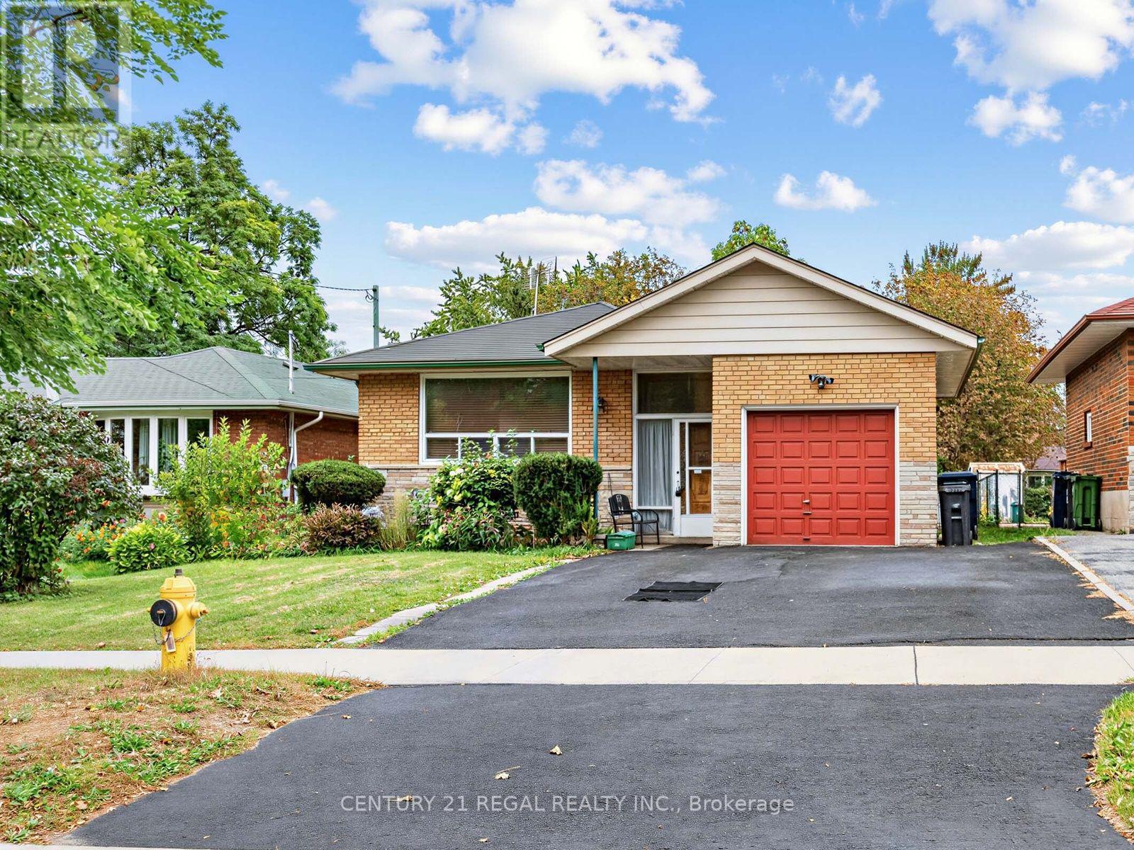 121 JANRAY DRIVE, Toronto, Ontario