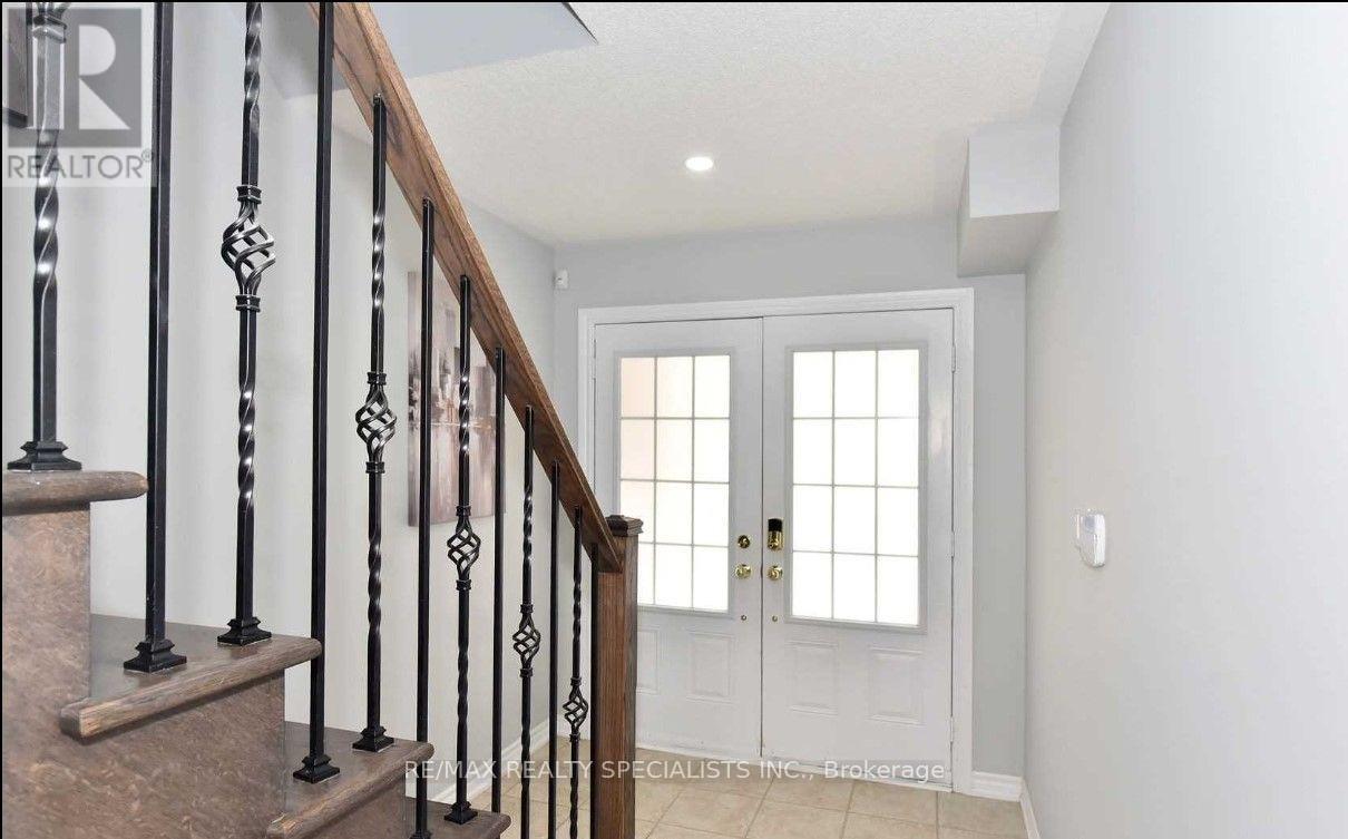 7 Hobart Gardens, Brampton, Ontario  L6Z 0J1 - Photo 3 - W13850596