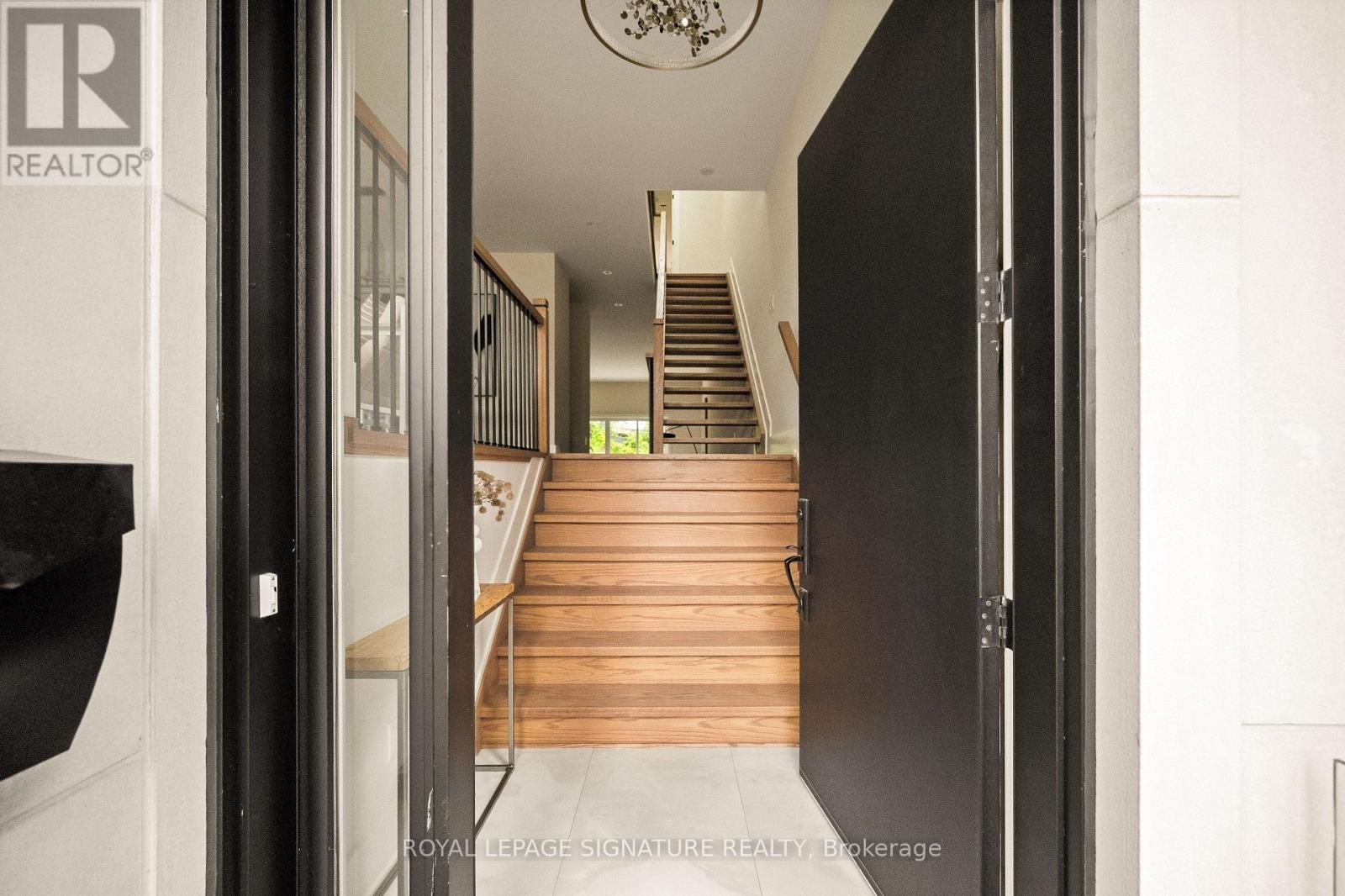 62 Ash Crescent, Toronto, Ontario  M8W 1E6 - Photo 4 - W13850824