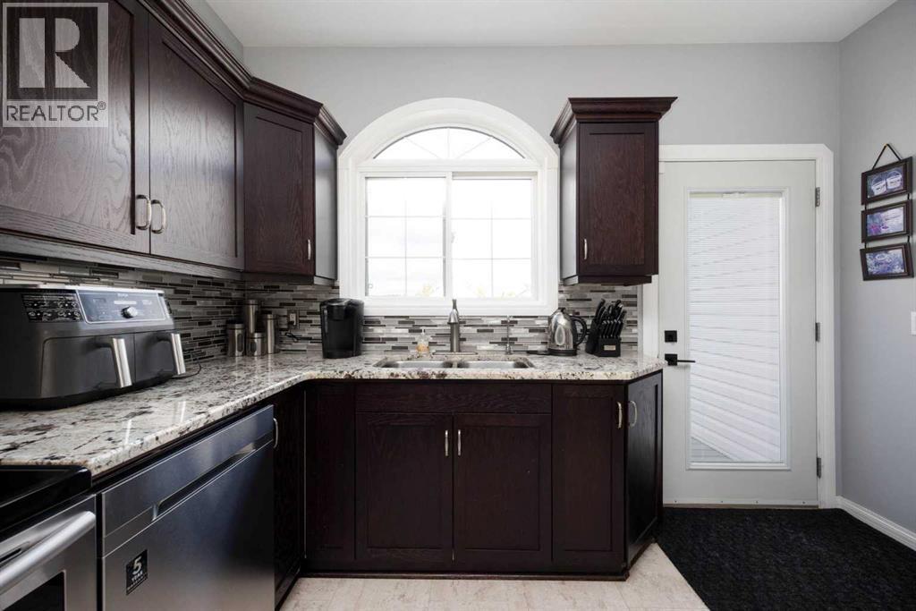 203 Laurier Lane, Fort Mcmurray, Alberta  T9K 2K3 - Photo 6 - A2348493