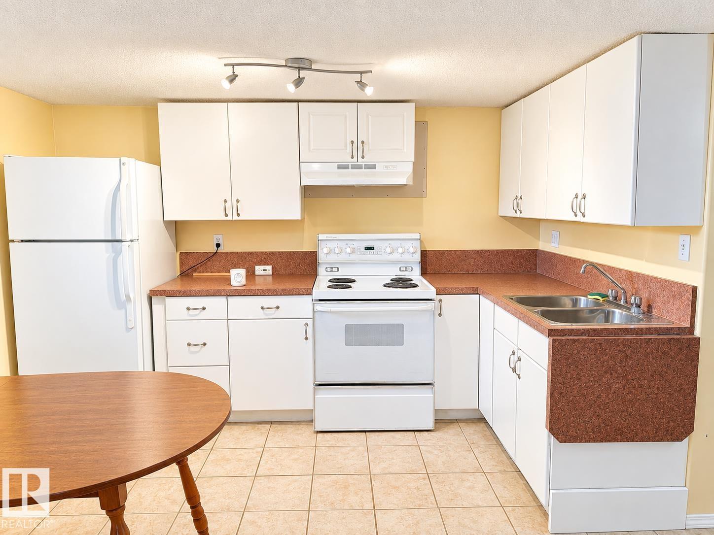 8907 83 AV NW