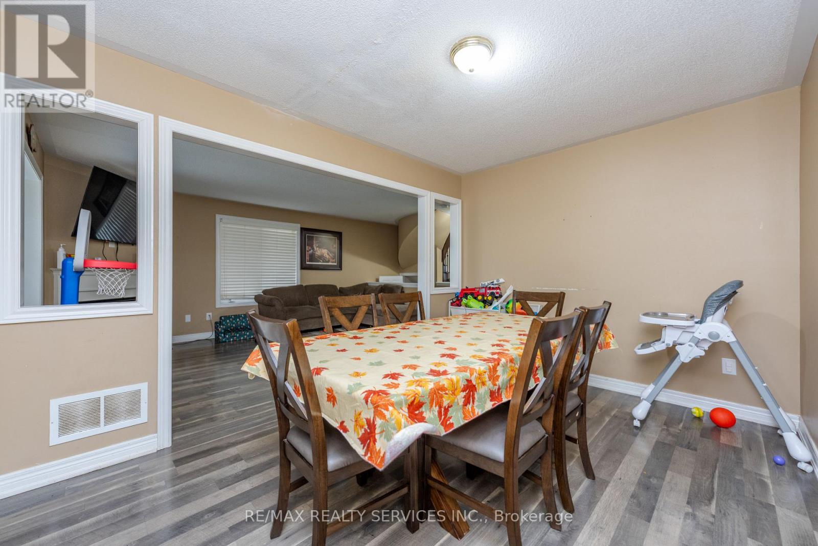 59 Beachville Circle, Brampton, Ontario  L6X 0V3 - Photo 14 - W13849736