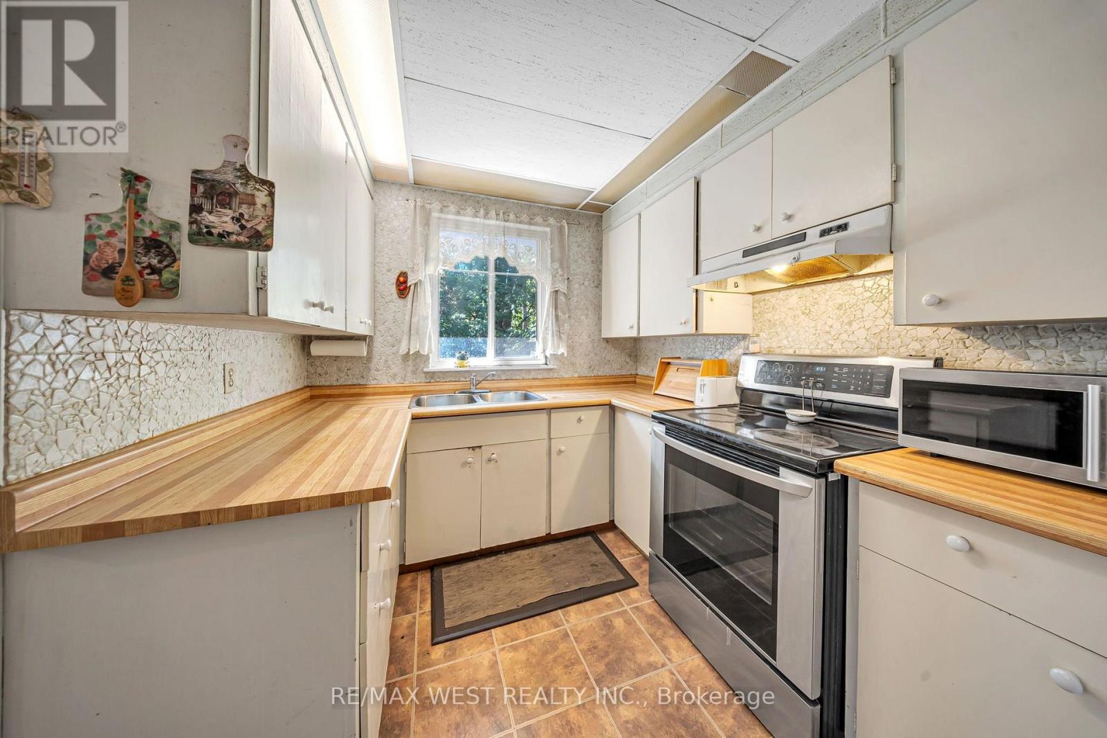 1610 Magenta Court, Mississauga, Ontario  L5G 3A7 - Photo 11 - W13823616