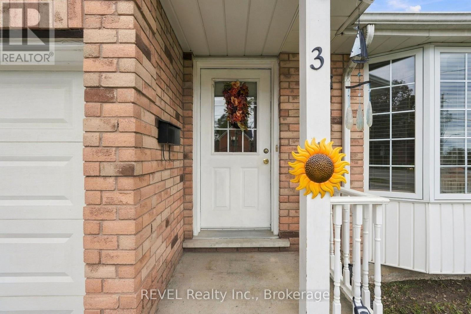 3 Ormond Street N, Thorold, Ontario  L2V 1Y6 - Photo 2 - X13851446
