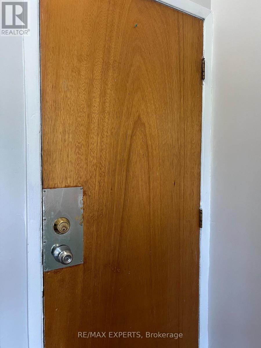 2nd Floor - 366 Lauder Avenue, Toronto, Ontario  M6E 3H8 - Photo 3 - C13851124