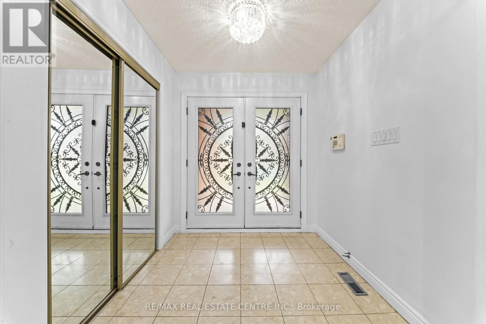 2 Hollyburn Court, Vaughan, Ontario  L4L 6G2 - Photo 4 - N13851396