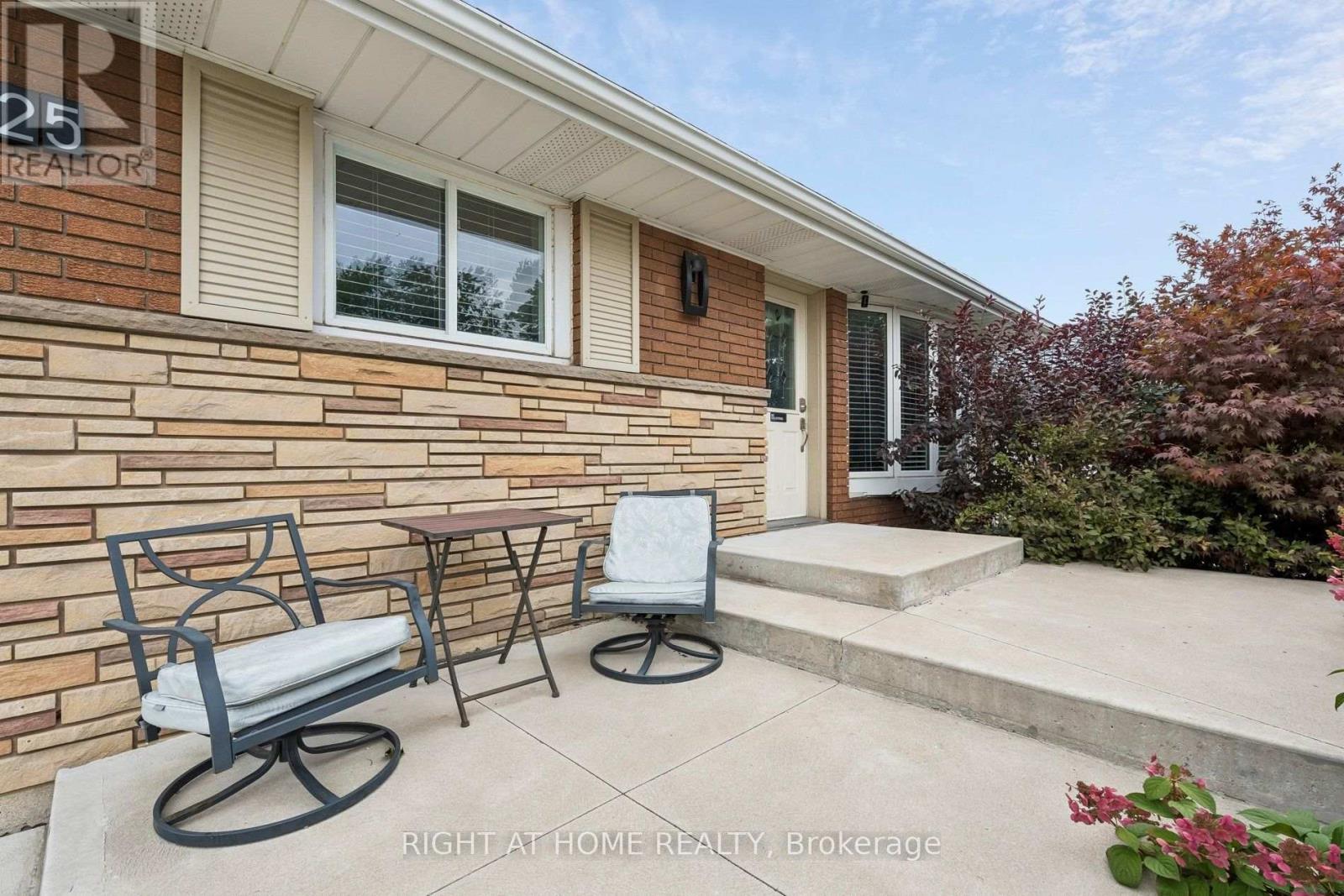 25 Swallow Crescent, Hamilton, Ontario  L9A 2M7 - Photo 3 - X13845512