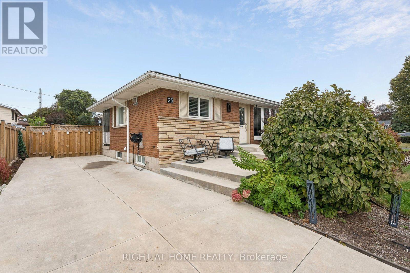 25 Swallow Crescent, Hamilton, Ontario  L9A 2M7 - Photo 2 - X13845512