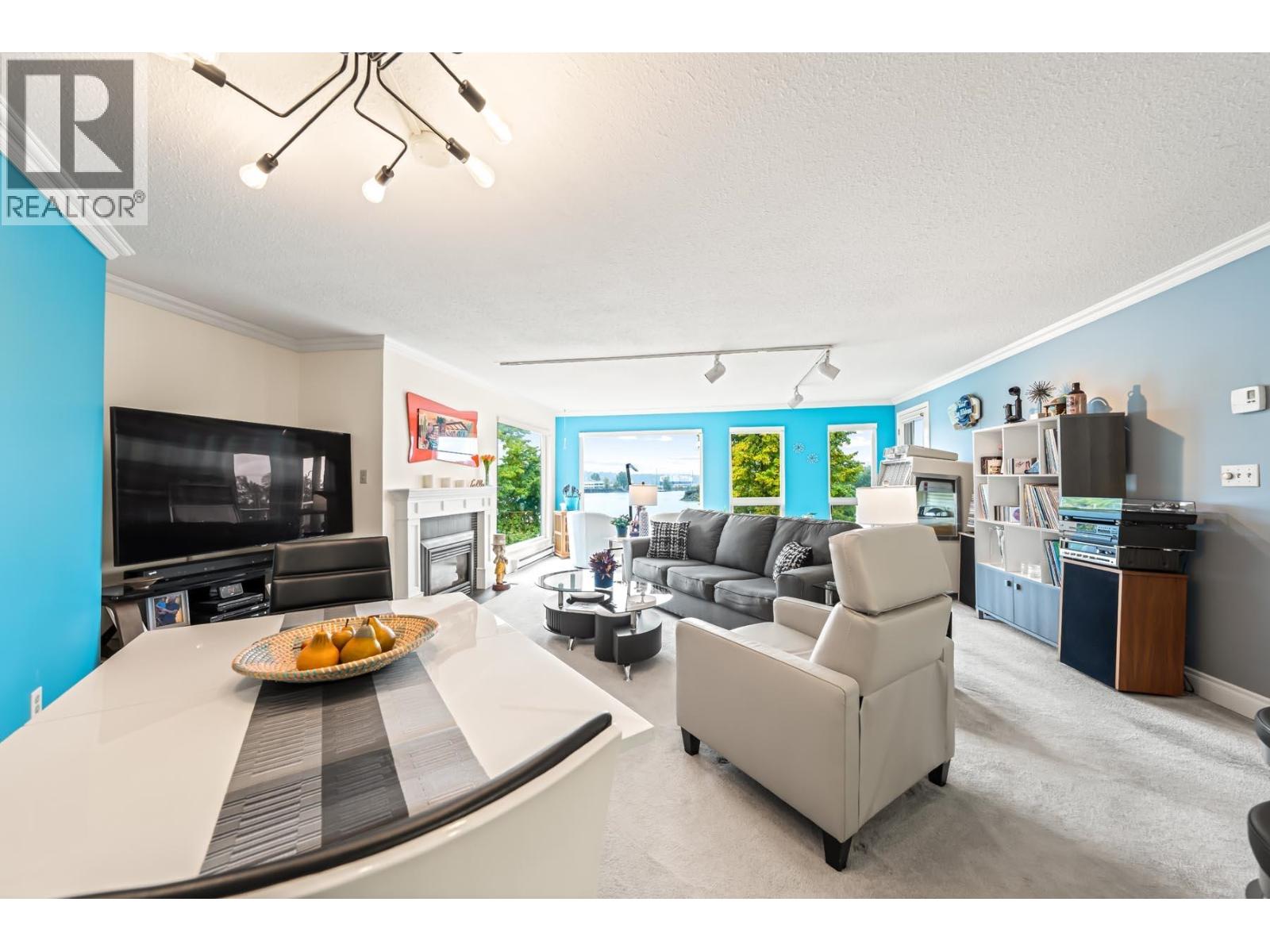 306 1230 QUAYSIDE DRIVE