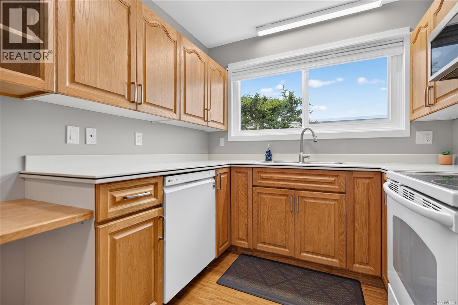 13 523 Island Hwy