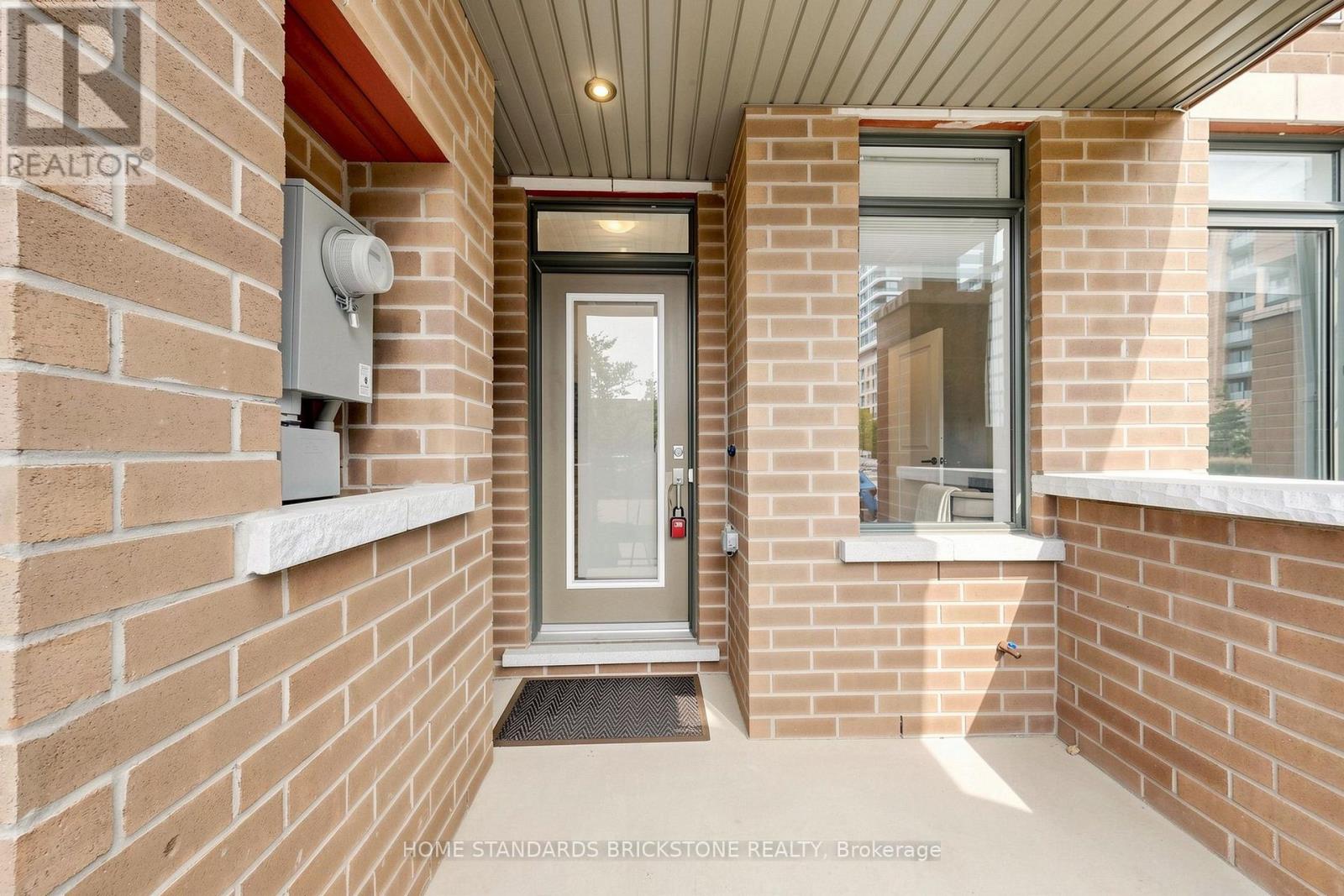 215 Salterton Circle, Vaughan, Ontario  L6A 4Z2 - Photo 2 - N12996446