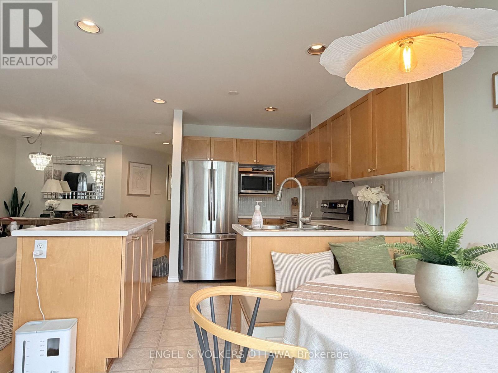 124 LANDOVER CRESCENT, Ottawa, Ontario