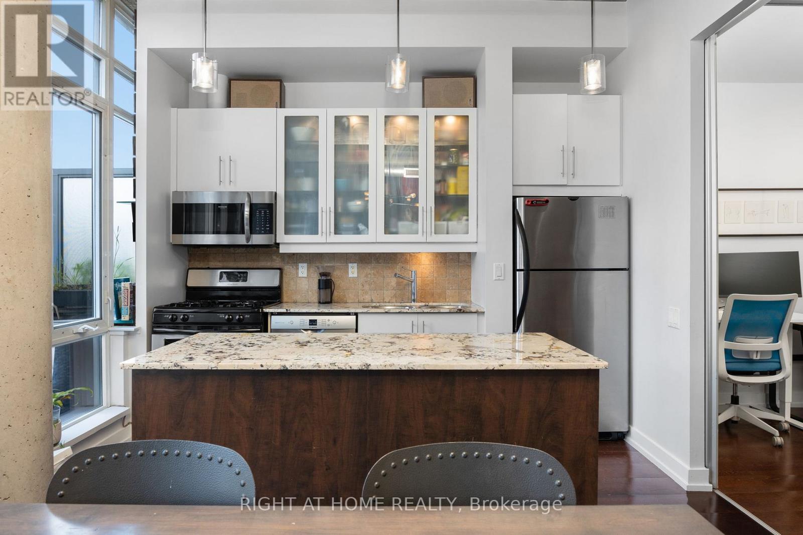 Ph 805 - 66 Portland Street, Toronto, Ontario  M5V 2M6 - Photo 10 - C13851798
