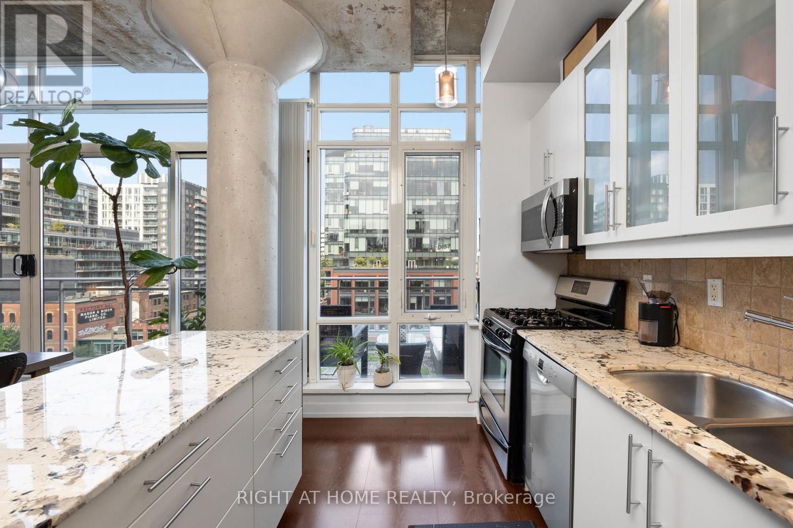 Ph 805 - 66 Portland Street, Toronto, Ontario  M5V 2M6 - Photo 13 - C13851798