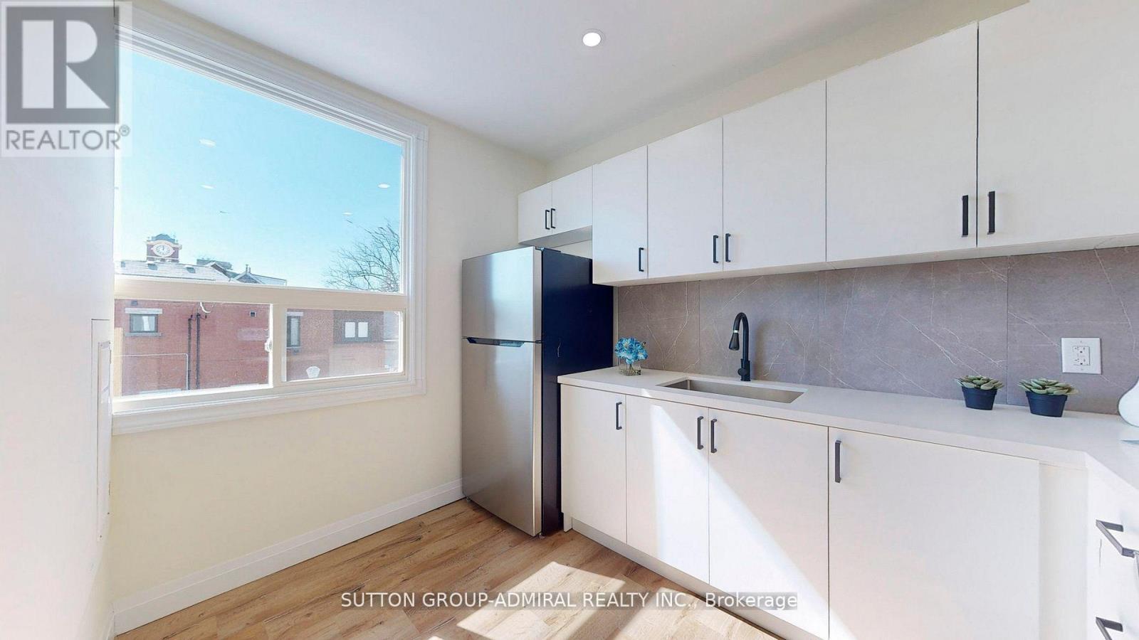 Upper 1 - 1930 Queen Street E, Toronto, Ontario  M4L 1H6 - Photo 14 - E13851774