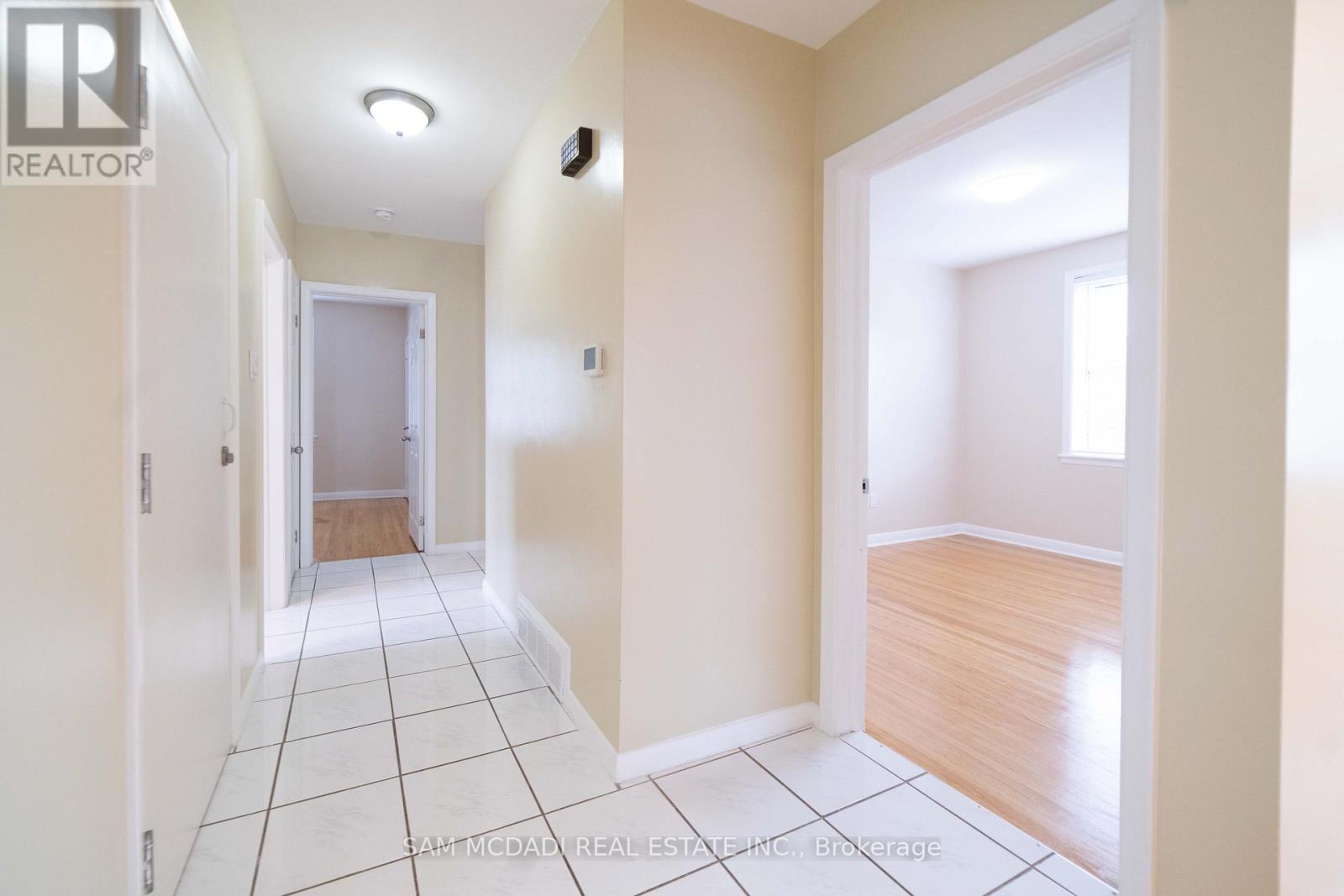 Upper - 544 Sandmere Place, Oakville, Ontario  L6L 4G4 - Photo 13 - W13687522
