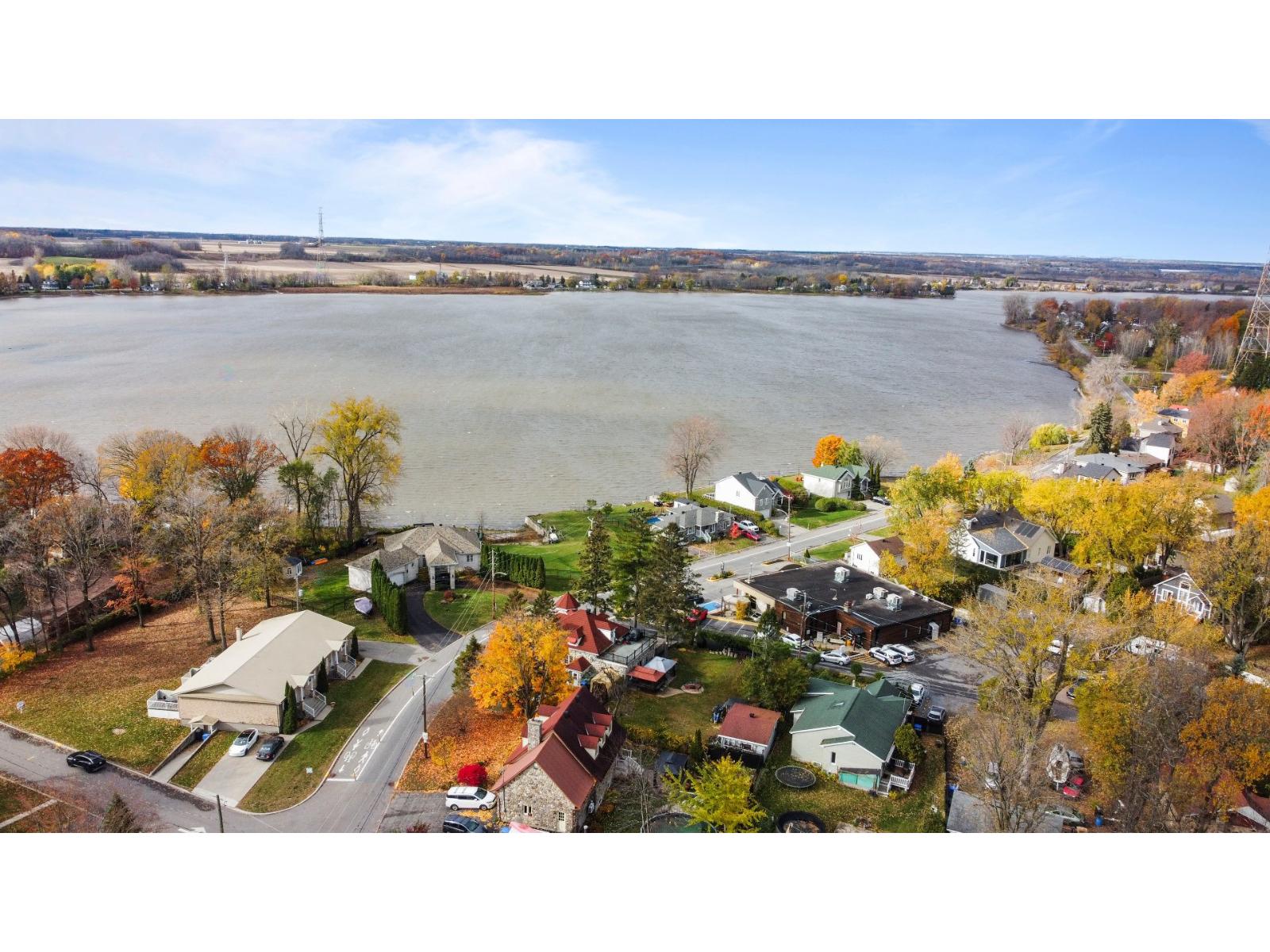 941-941A Ch. Duhamel Pincourt Quebec Canada J7W4G9 4