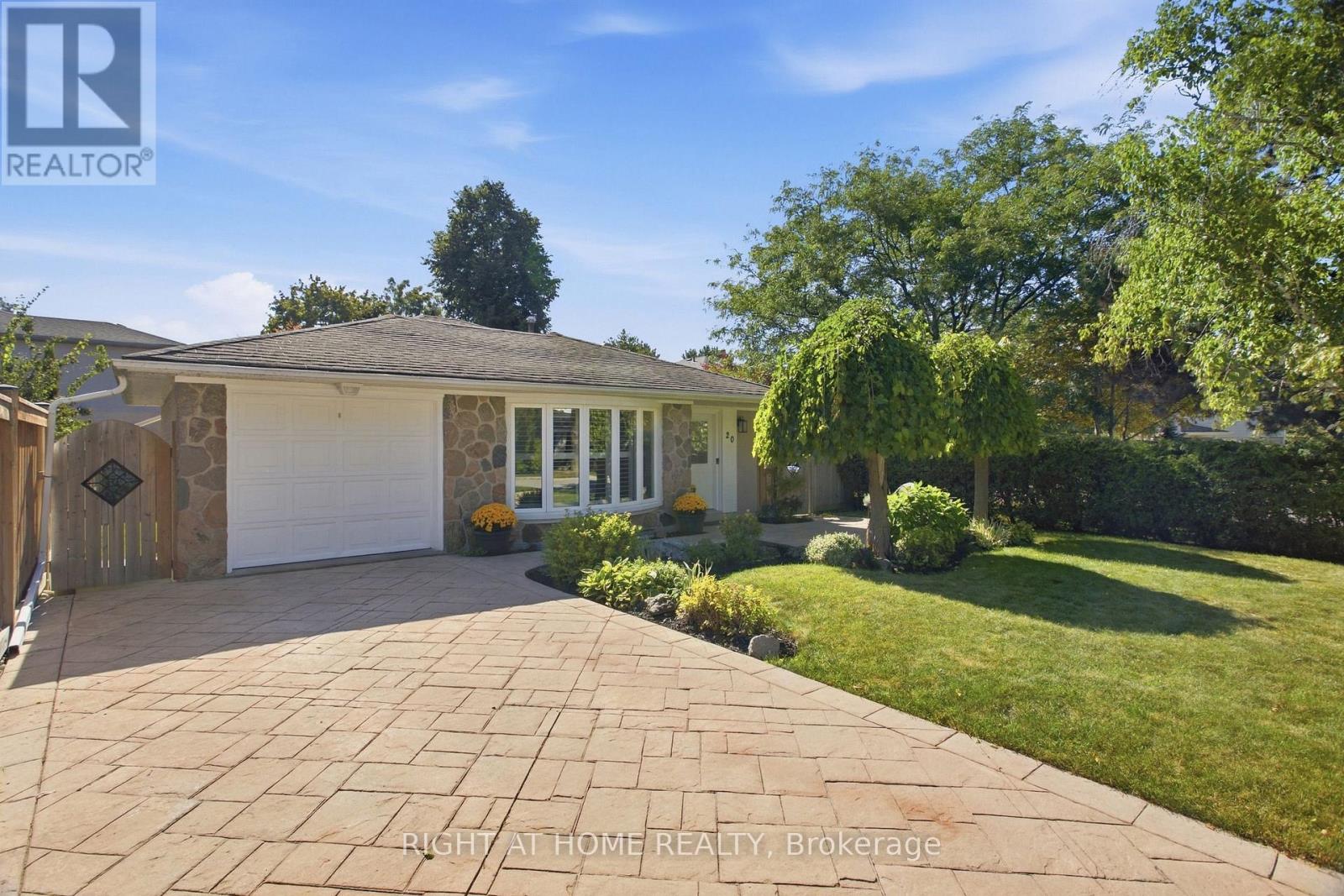 20 Mono Court, Brampton, Ontario  L6W 2G8 - Photo 2 - W13851788