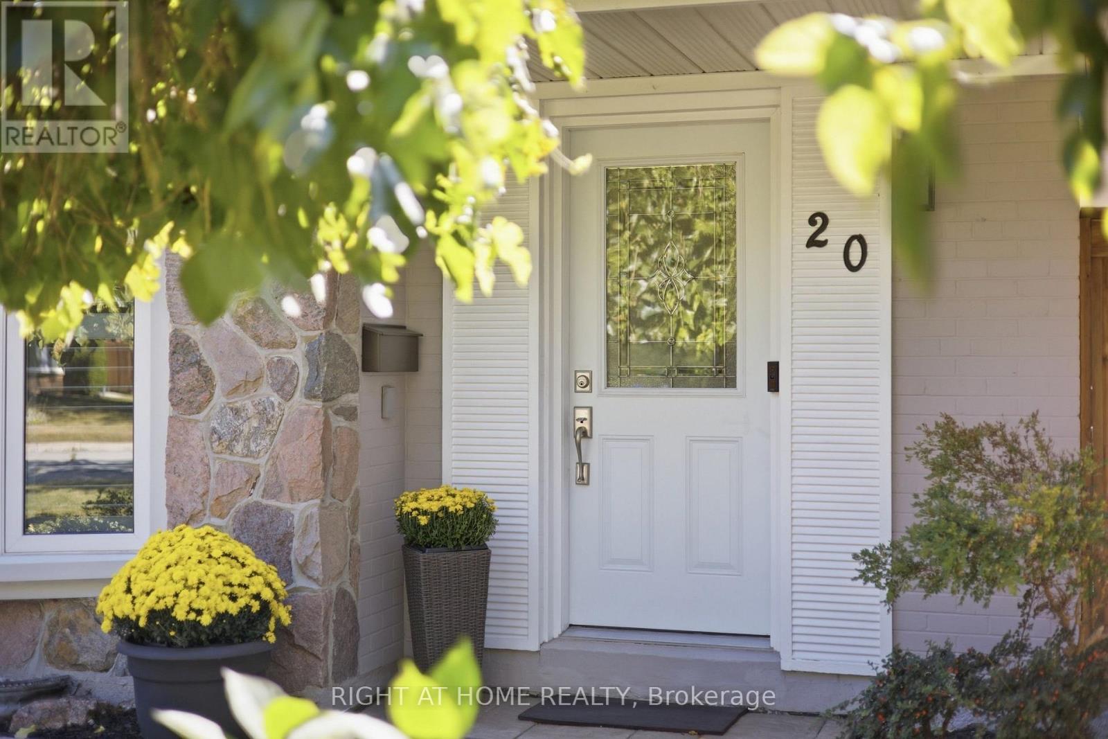 20 Mono Court, Brampton, Ontario  L6W 2G8 - Photo 4 - W13851788