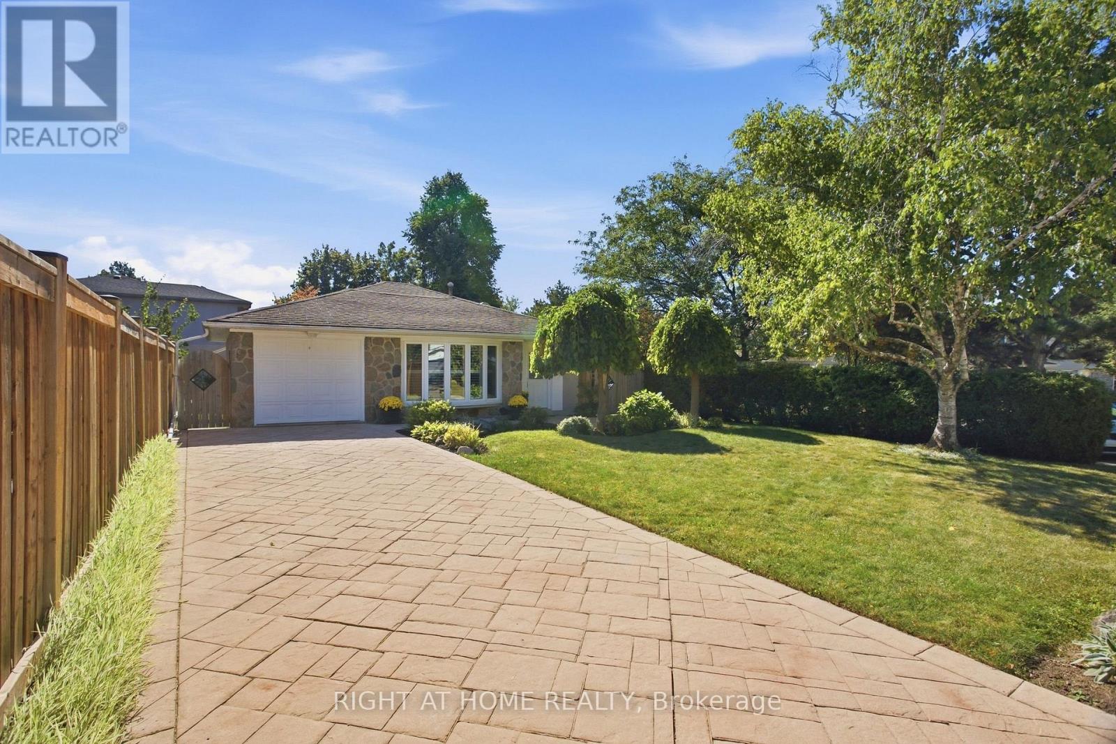 20 Mono Court, Brampton, Ontario  L6W 2G8 - Photo 5 - W13851788