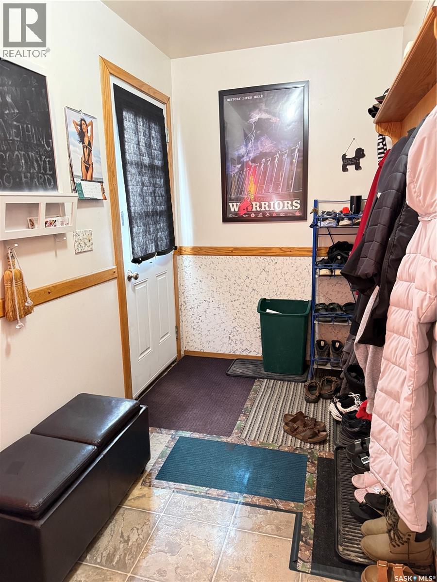 316 4th Street, Weyburn, Saskatchewan  S4H 0Y6 - Photo 3 - SK049998