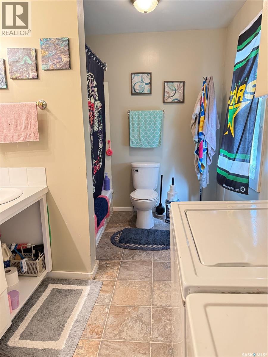 316 4th Street, Weyburn, Saskatchewan  S4H 0Y6 - Photo 4 - SK049998