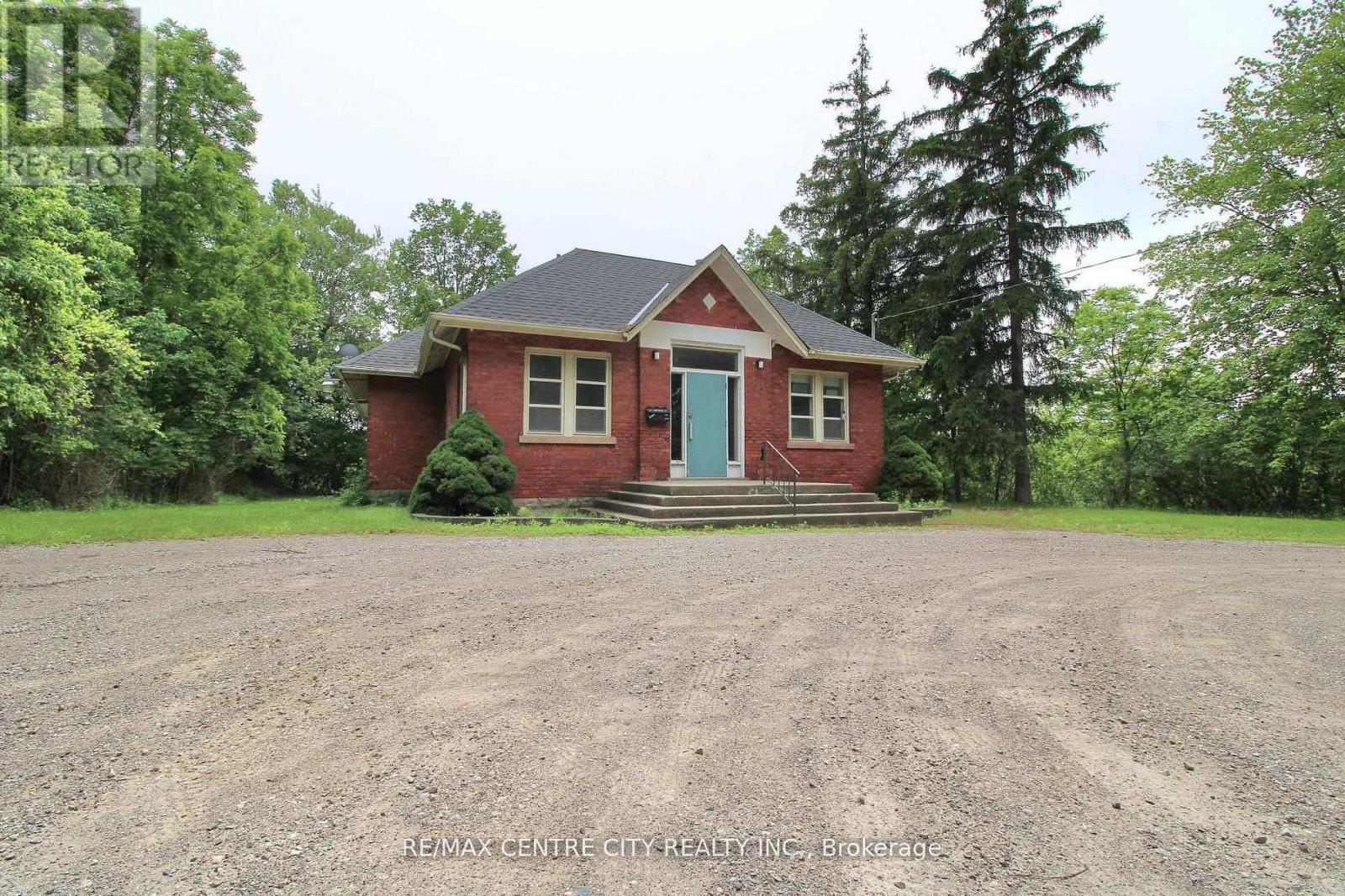 12 Chester Street, St. Thomas, Ontario  N5R 1T8 - Photo 2 - X13851930