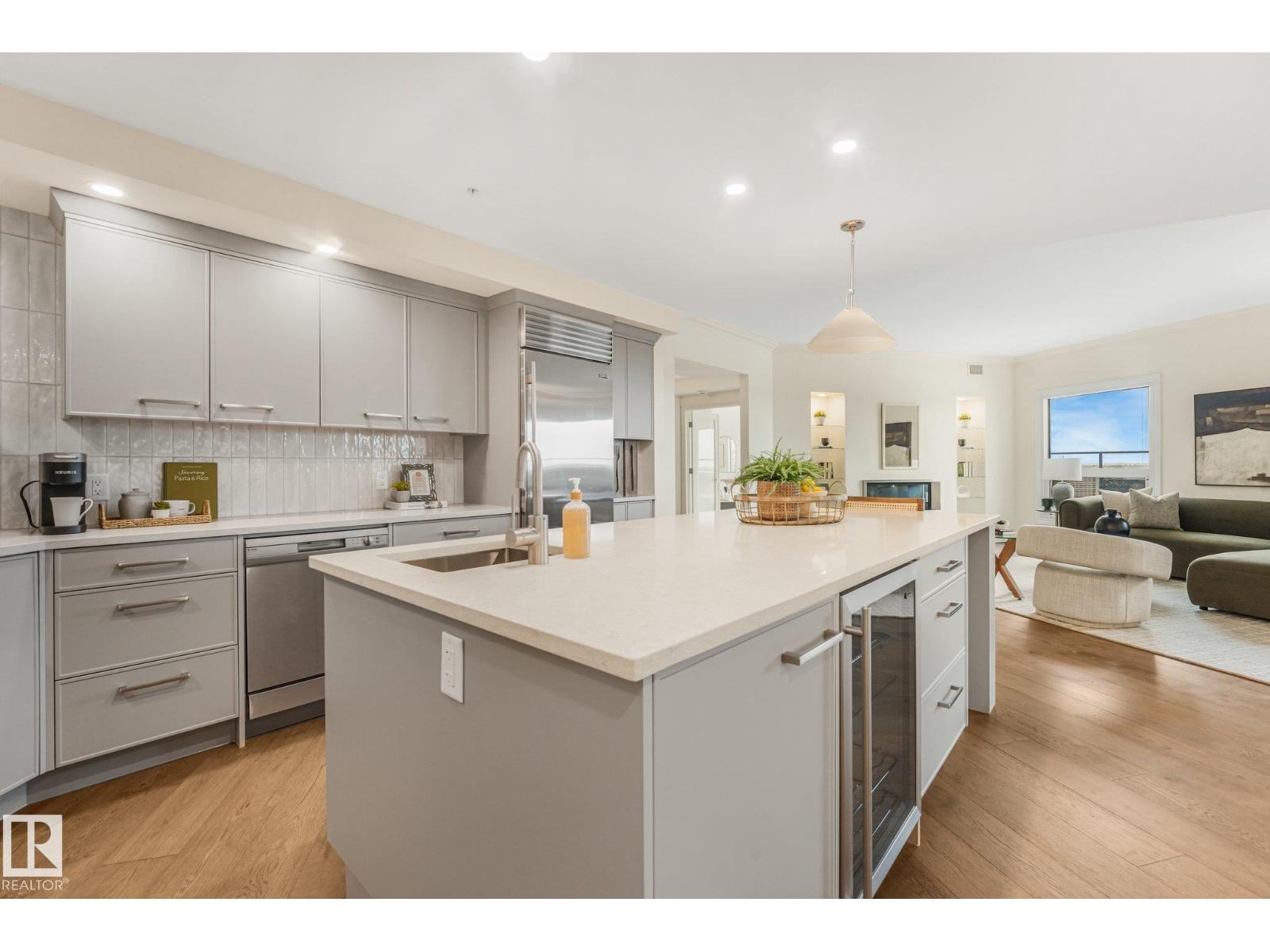 #902 10108 125 ST NW