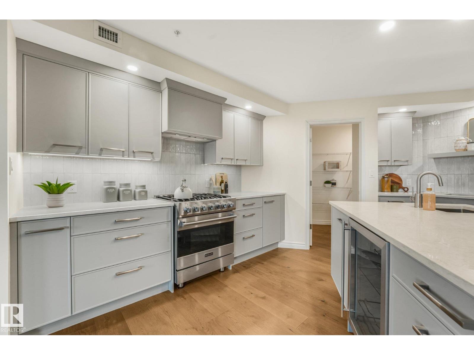 #902 10108 125 ST NW
