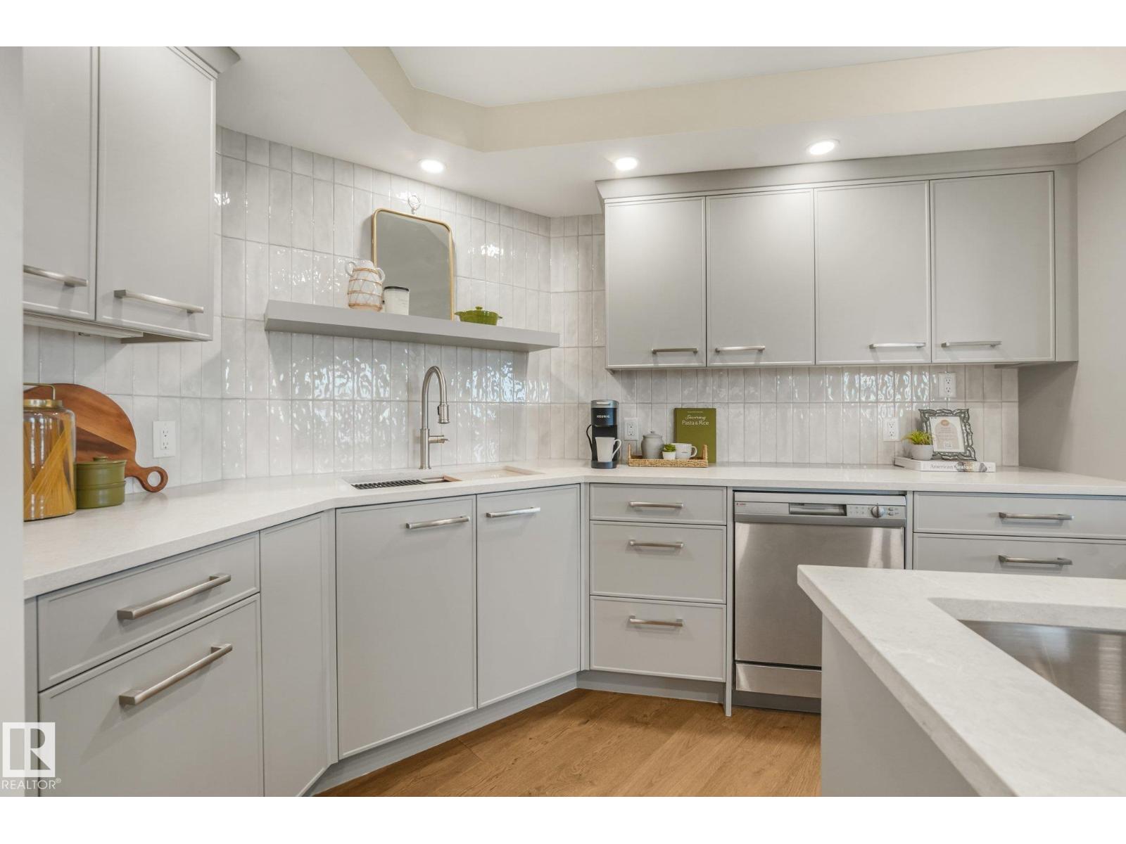 #902 10108 125 ST NW