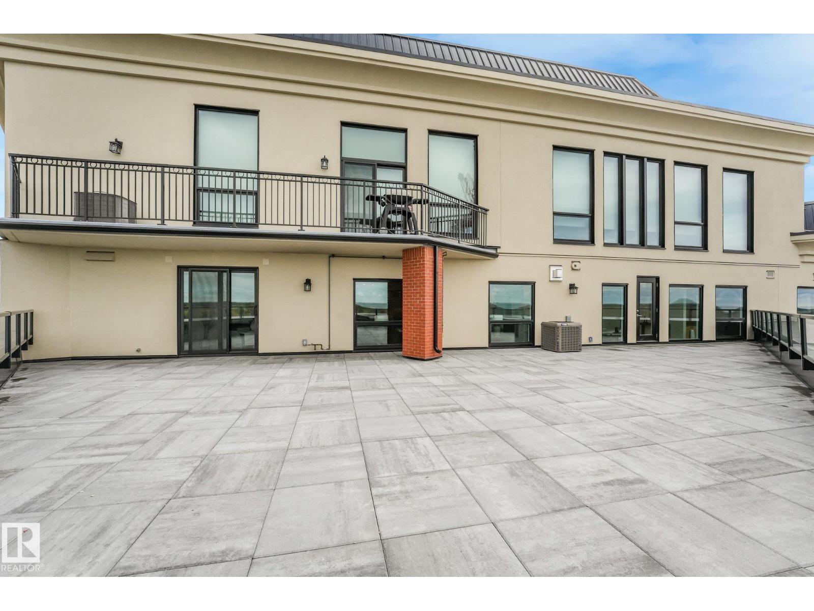 #902 10108 125 ST NW