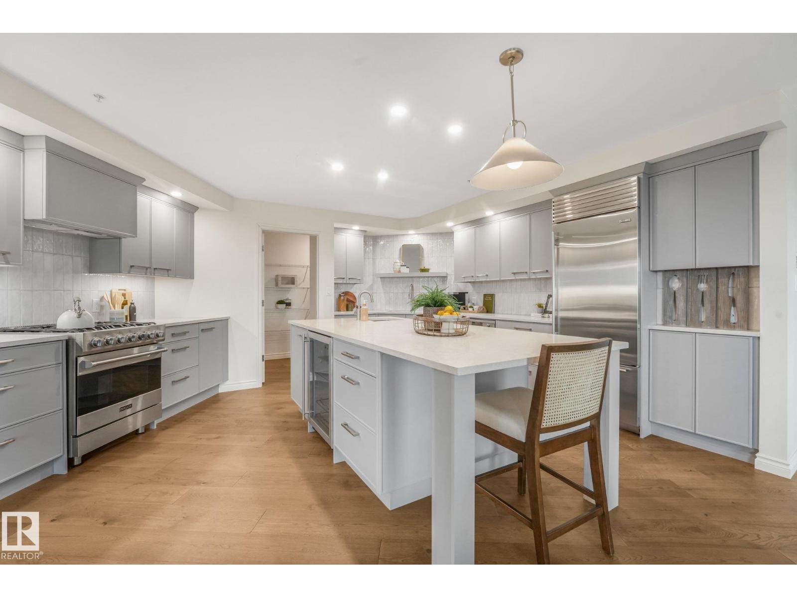 #902 10108 125 ST NW