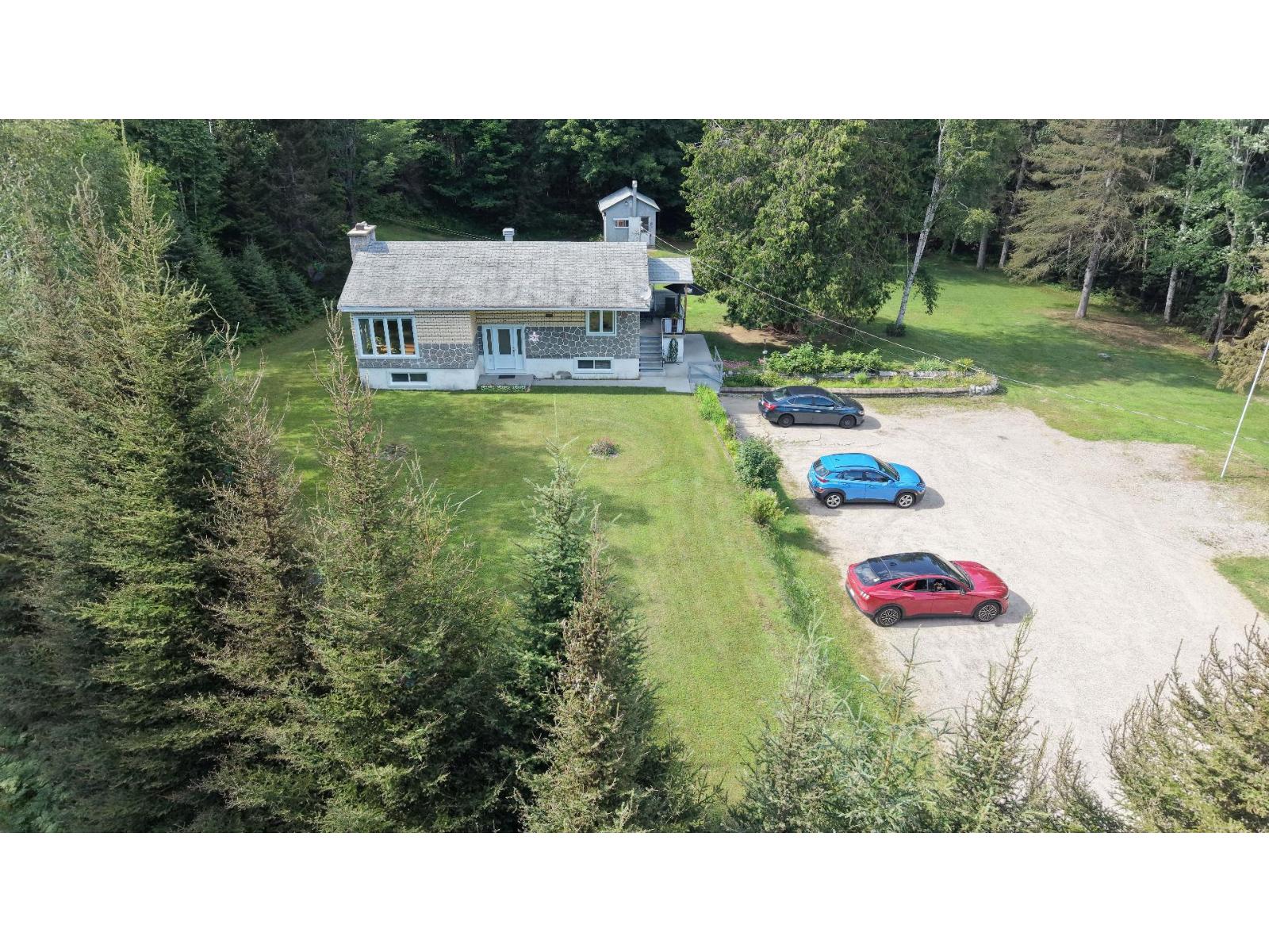 853Z-855Z Mtée du Lac-Paquet Rivière-Rouge Quebec Canada J0T1T0 4