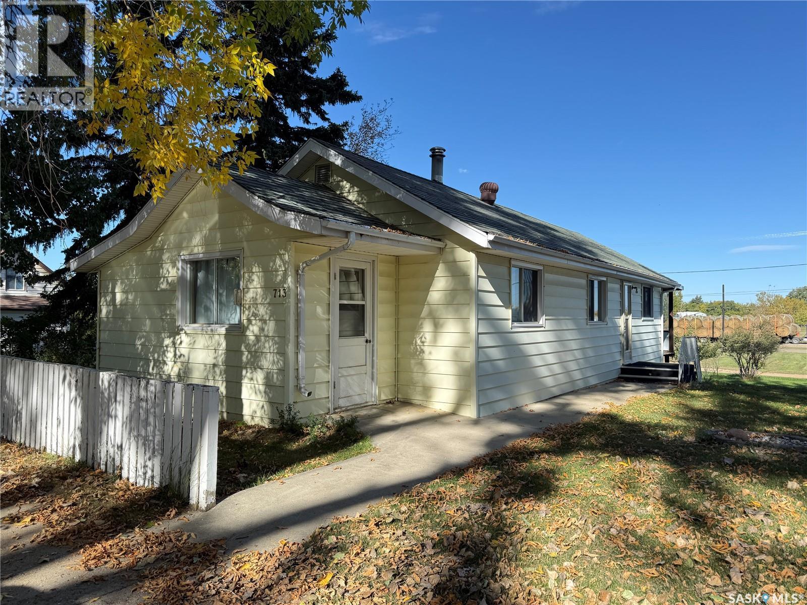 713 Healy Avenue, Radville, Saskatchewan  S0C 2G0 - Photo 22 - SK050143