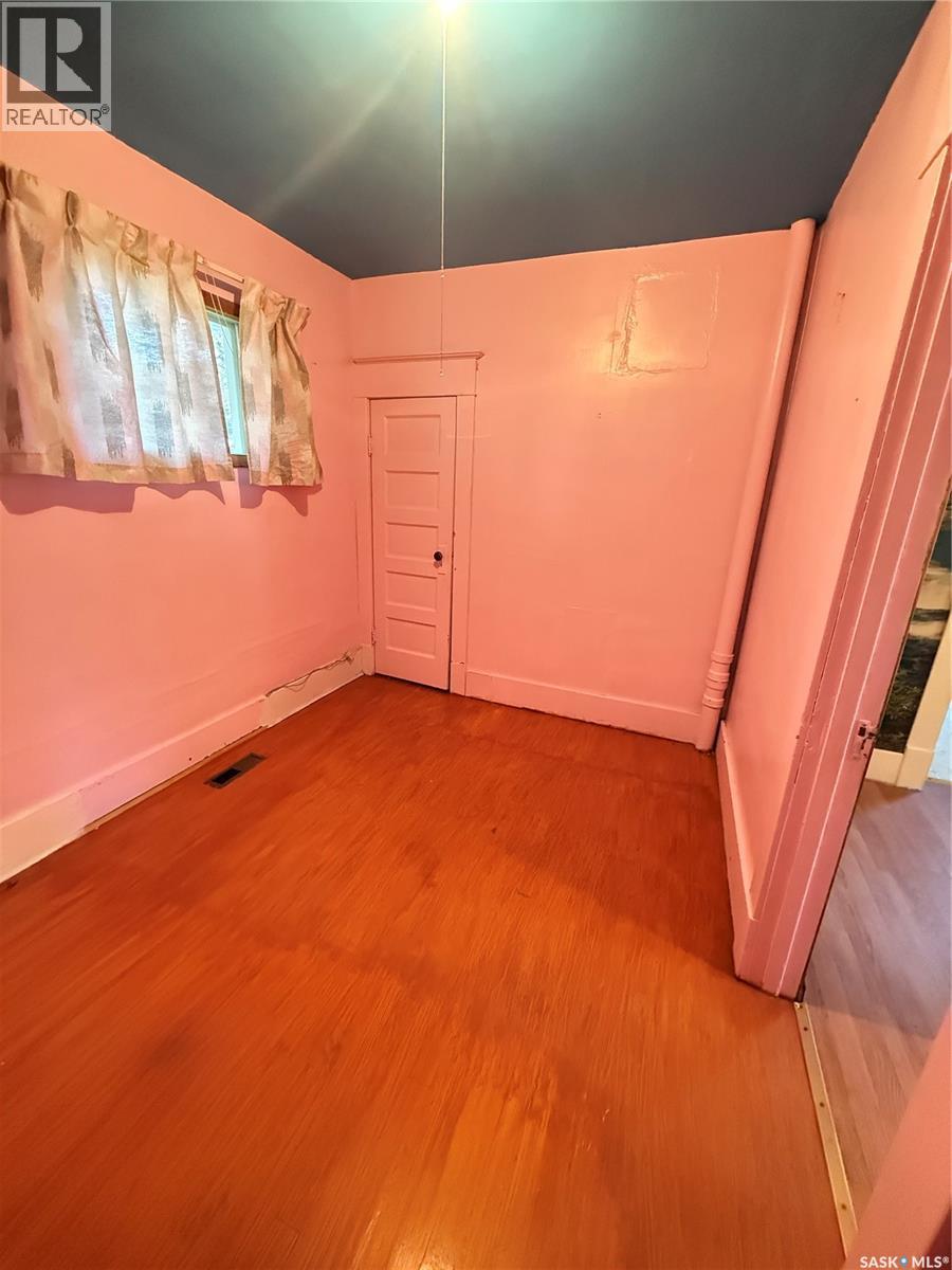 713 Healy Avenue, Radville, Saskatchewan  S0C 2G0 - Photo 6 - SK050143