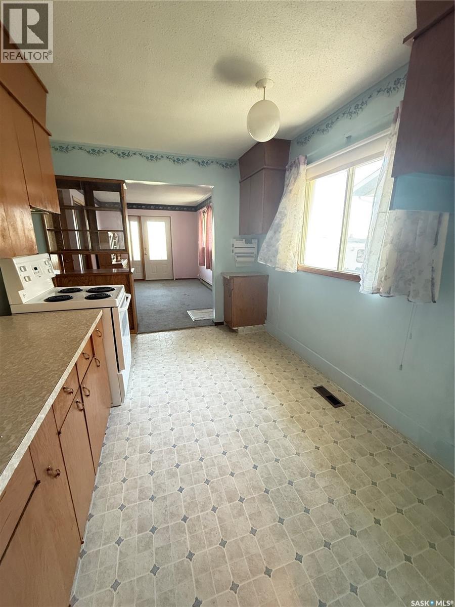 713 Healy Avenue, Radville, Saskatchewan  S0C 2G0 - Photo 7 - SK050143