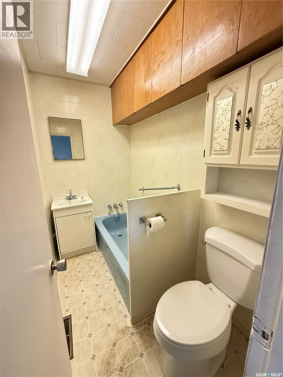 713 Healy Avenue, Radville, Saskatchewan  S0C 2G0 - Photo 9 - SK050143