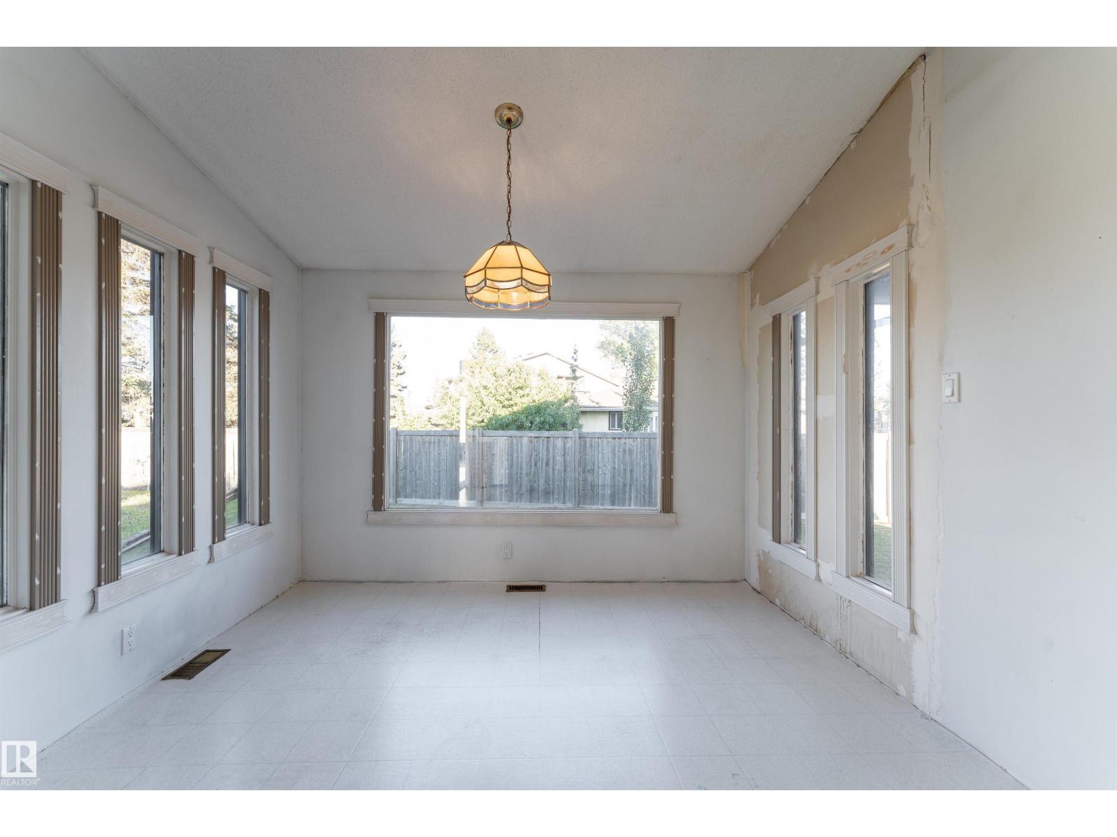 280 WARWICK RD NW