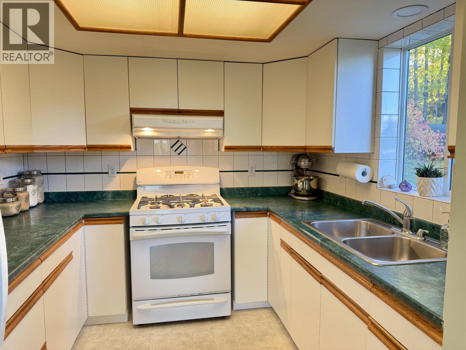 358 W 5th Street, Vanderhoof, British Columbia  V0J 3A0 - Photo 17 - R3171472