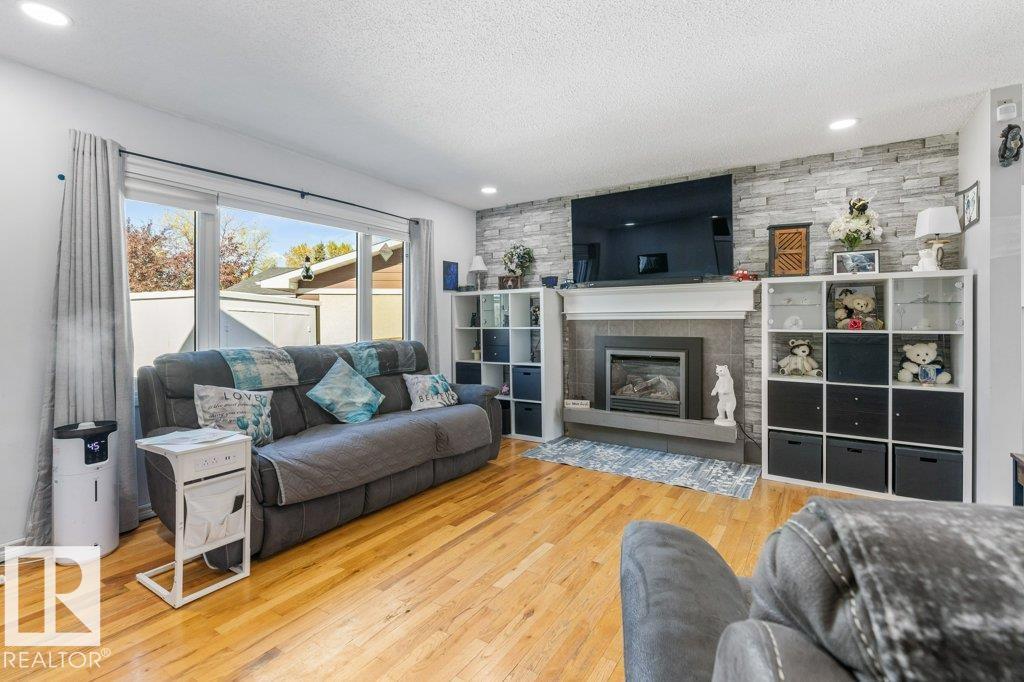 14 CIRCLEWOOD DR