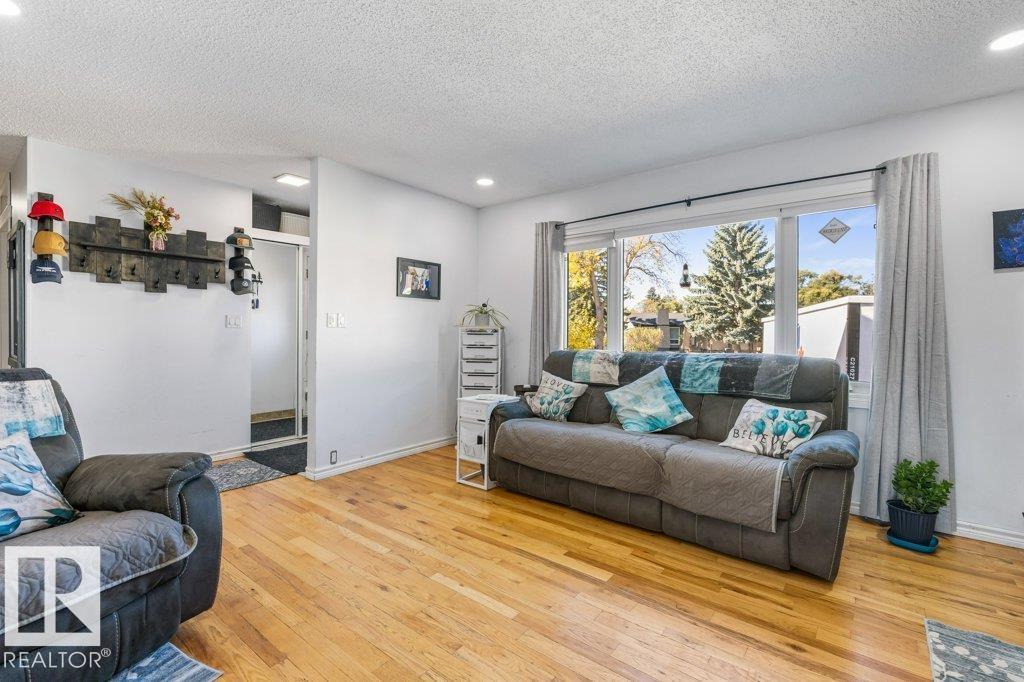 14 CIRCLEWOOD DR
