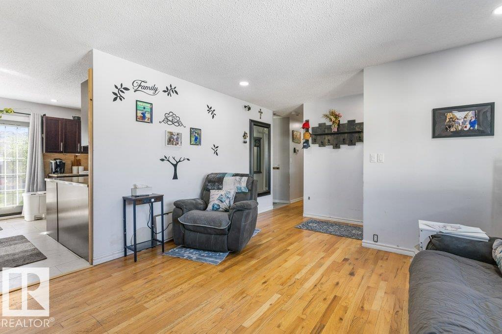 14 CIRCLEWOOD DR