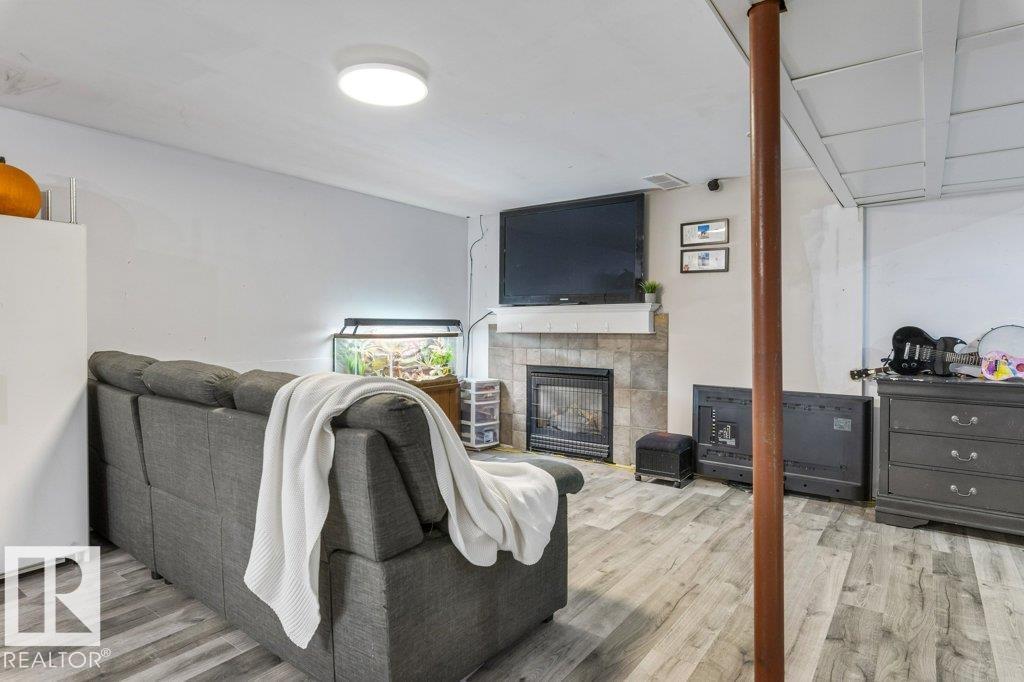 14 CIRCLEWOOD DR