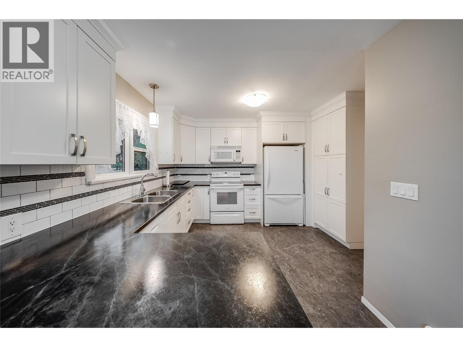 735 10th Avenue, Montrose, British Columbia  V0G 1P0 - Photo 13 - 10402231