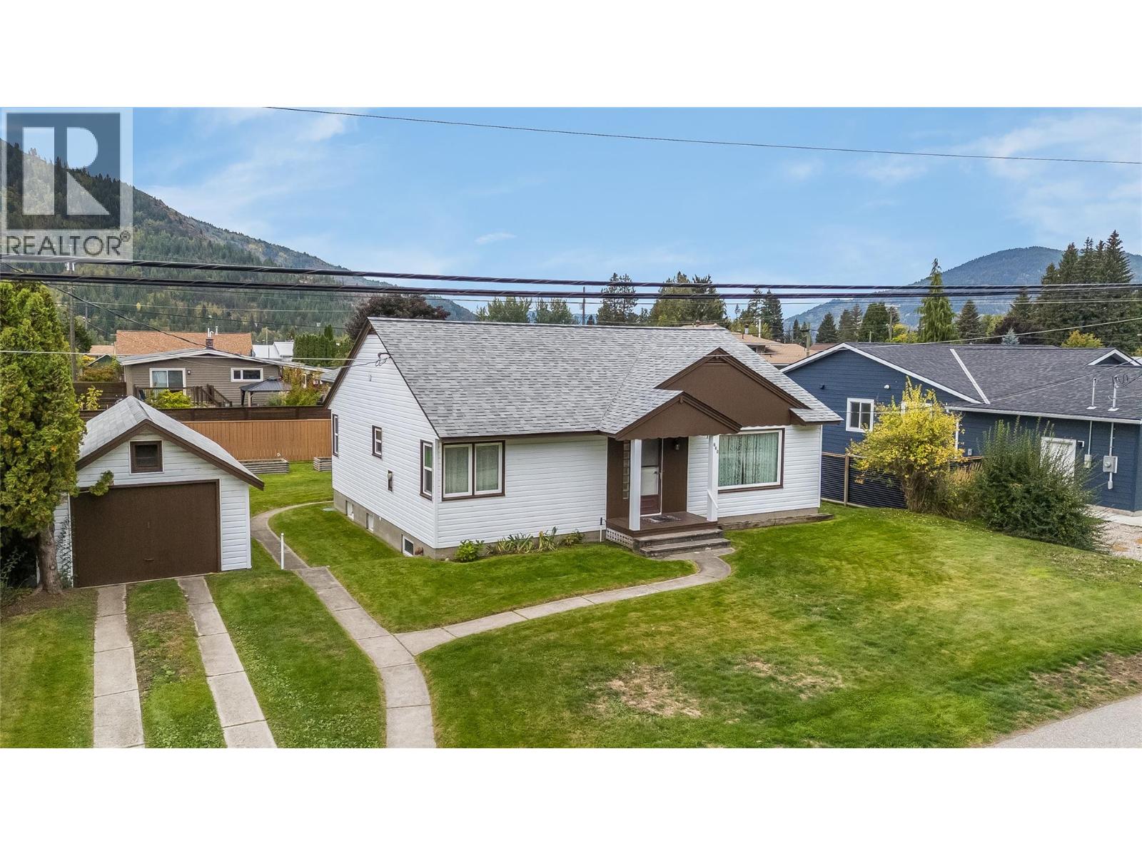 735 10th Avenue, Montrose, British Columbia  V0G 1P0 - Photo 3 - 10402231